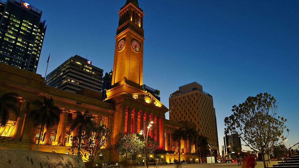 Im Rathaus neu eröffnet: Museum of Brisbane  In neuen Räumen der City Hall wurde gerade das Museum zur 180-jährigen Geschichte von Brisbane wiedereröffnet - unter anderem mit einer Sonderausstellung über historische Panoramafotos. Der Eintritt ist frei. Von der Aussichtsterrasse des Rathausturms hat man einen grandiosen Ausblick auf die Stadt.  www.museumofbrisbane.com.au