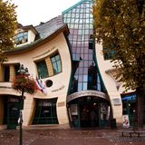 Das schiefe Haus in Sopot gewann schon einen Preis für das merkwürdigste Gebäude der Welt. Gelegen am Monte Cassino gehört es zu den beliebtesten Motiven der Stadt