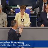Kein Jahr im Amt, sorgte Ronald Schill für einen der Tiefpunkte in der Geschichte des deutschen Bundestags: In seiner Funktion als Hamburger Innensenator sollte er am 29. August 2002 im Bundestag über die Folgen der Hochwasserkatastrophe reden. Doch Schill sprach lieber über die deutsche Zuwanderungs- und Flüchtlingspolitik. Als er seine Redezeit überzog, drehte ihm Bundestagsvizepräsidentin Fuchs schließlich den Ton ab. Schill weigerte sich, das Rednerpult zu verlassen, und durfte dann doch noch ein Schlusswort sprechen: "Ich bin mit großem Vertrauen in den Bundestag gekommen und musste feststellen, dass hier die Verfassung mit Füßen getreten wird", zeterte er, bevor ihm erneut der Saft abgedreht wurde.   Das Video zu dem peinlichen Auftritt