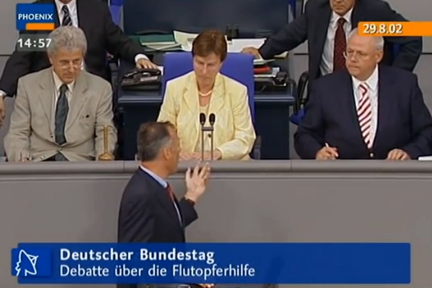 "Richter Gnadenlos": Kein Jahr im Amt, sorgte Ronald Schill für einen der Tiefpunkte in der Geschichte des deutschen Bundestags: In seiner Funktion als Hamburger Innensenator sollte er am 29. August 2002 im Bundestag über die Folgen der Hochwasserkatastrophe reden. Doch Schill sprach lieber über die deutsche Zuwanderungs- und Flüchtlingspolitik. Als er seine Redezeit überzog, drehte ihm Bundestagsvizepräsidentin Fuchs schließlich den Ton ab. Schill weigerte sich, das Rednerpult zu verlassen, und durfte dann doch noch ein Schlusswort sprechen: "Ich bin mit großem Vertrauen in den Bundestag gekommen und musste feststellen, dass hier die Verfassung mit Füßen getreten wird", zeterte er, bevor ihm erneut der Saft abgedreht wurde. Das Video zu dem peinlichen Auftritt Kein Jahr im Amt, sorgte Ronald Schill für einen der Tiefpunkte in der Geschichte des deutschen Bundestags: In seiner Funktion als Hamburger Innensenator sollte er am 29. August 2002 im Bundestag über die Folgen der Hochwasserkatastrophe reden. Doch Schill sprach lieber über die deutsche Zuwanderungs- und Flüchtlingspolitik. Als er seine Redezeit überzog, drehte ihm Bundestagsvizepräsidentin Fuchs schließlich den Ton ab. Schill weigerte sich, das Rednerpult zu verlassen, und durfte dann doch noch ein Schlusswort sprechen: "Ich bin mit großem Vertrauen in den Bundestag gekommen und musste feststellen, dass hier die Verfassung mit Füßen getreten wird", zeterte er, bevor ihm erneut der Saft abgedreht wurde. Das Video zu dem peinlichen Auftritt