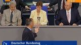 Kein Jahr im Amt, sorgte Ronald Schill für einen der Tiefpunkte in der Geschichte des deutschen Bundestags: In seiner Funktion als Hamburger Innensenator sollte er am 29. August 2002 im Bundestag über die Folgen der Hochwasserkatastrophe reden. Doch Schill sprach lieber über die deutsche Zuwanderungs- und Flüchtlingspolitik. Als er seine Redezeit überzog, drehte ihm Bundestagsvizepräsidentin Fuchs schließlich den Ton ab. Schill weigerte sich, das Rednerpult zu verlassen, und durfte dann doch noch ein Schlusswort sprechen: "Ich bin mit großem Vertrauen in den Bundestag gekommen und musste feststellen, dass hier die Verfassung mit Füßen getreten wird", zeterte er, bevor ihm erneut der Saft abgedreht wurde.   Das Video zu dem peinlichen Auftritt