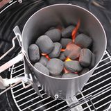 Diese Briketts sind auf gutem Weg, aber noch nicht ganz durchgeglüht. Durch die von unten nachströmende Luft entsteht im Anzündkamin ein Sog, der die Briketts ganz ohne Flüssiganzünder und Föhn durchglühen lässt.