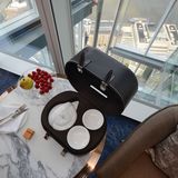 Perfektion bis ins kleinste Detail: Obstteller und heißer Tee zur Begrüßung. In jedem Zimmer liegt ein Fernglas bereit, in den Suiten Fernrohre. Die bis zu 430 Quadratmeter großen Suiten werden erst im Laufe des Sommers fertig: Preis der größten: 24.000 Euro pro Nacht. Die Zimmerpreise beginnen bei 450 Pfund (540 Euro).