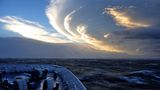 Wie ein Leuchtturm durchbrach das Licht die hohen Eiswolken am vom Sturm gepeitschten Himmel. "Wer jetzt noch nicht schlafen gegangen ist, wird es auch die nächsten Stunden nicht mehr tun", sagt Behrend im Rückblick. In den nächsten drei Tagen steht die Erkundung des Gebiets um die Ross-Insel an.