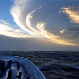 Wie ein Leuchtturm durchbrach das Licht die hohen Eiswolken am vom Sturm gepeitschten Himmel. "Wer jetzt noch nicht schlafen gegangen ist, wird es auch die nächsten Stunden nicht mehr tun", sagt Behrend im Rückblick. In den nächsten drei Tagen steht die Erkundung des Gebiets um die Ross-Insel an.