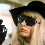 Montag: Hitchcock-Abend auf Arte   Seit ich als Jugendlicher Alfred Hitchcocks "Die Vögel" gesehen habe, hat mich der Regisseur in seinen Bann geschlagen. Inzwischen kenne ich alle seine Filme. Von den frühen britischen Filmperlen "Die 39 Stufen" und "Eine Dame verschwindet", über die reifen Hollywood-Werke wie "Das Fenster zum Hof", "Vertigo" oder "Der unsichtbare Dritte" bis hin zu seinem Spätwerk, das am Montagabend ab 20.15 Uhr auf Arte zu besichtigen ist: Zunächst die leicht verdauliche Krimikomödie "Familiengrab" (Foto), sein 53. und letzter Film. Deutlich härter ist sein vorletzter Film geraten. Für "Frenzy" (ab 22.10 Uhr auf Arte) ist der Altmeister noch einmal in seine Heimat London zurückgekehrt - und zu seinem Lieblingsthema: einem zu Unrecht Verdächtigten, der seine Unschuld beweisen muss.