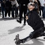 Der Stil der Männer war durch enge Jeans, Motorradjacken und Stiefel gekennzeichnet. Die langen Haartollen werden mit Pomade nach hinten gekämmt - ganz wie bei diesem Rockabilly, der seine völlig abgewetzten Schuhe mit besonderem Stolz trägt.