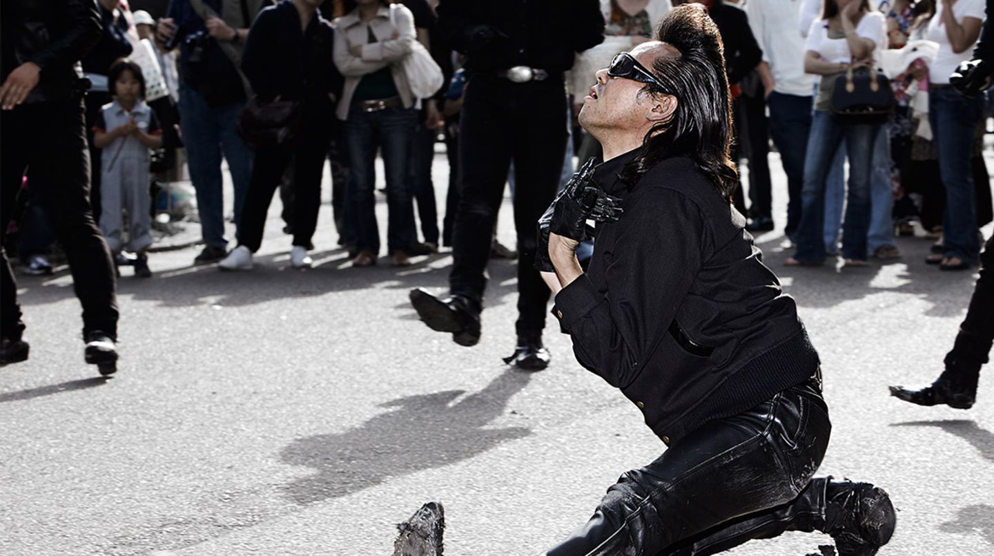 Der Stil der Männer war durch enge Jeans, Motorradjacken und Stiefel gekennzeichnet. Die langen Haartollen werden mit Pomade nach hinten gekämmt - ganz wie bei diesem Rockabilly, der seine völlig abgewetzten Schuhe mit besonderem Stolz trägt.