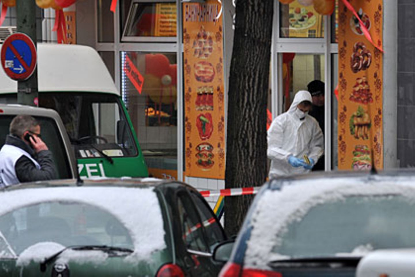 Ermittler der Polizei sichern in der Bäckerei in Berlin-Neukölln Spuren. Ein Mann erschoss hier am Mittwochmorgen eine Frau, eine weitere wurde verletzt.