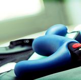 Wie heißt das?  Duke  Ist das für Frauen oder Männer?  Duke ist mein Spielzeug, damit meine ich, dass es ein reines Männerspielzeug ist. Na gut, die Vibrationseinheit, das Bullet, kann entfernt werden und als äußerst kraftvolles Massagegerät auch äußerlich benutzt werden, zum Beispiel an der Eichel, den Brustwarzen oder an der Klitoris meiner Freundin. Beim Einführen muss man allerdings schon eine Menge Gleitgel benutzen – und sich sehr entspannen *lacht*.  Wozu brauche ich das?   Duke mit seiner geschwungenen Form zielt direkt auf die Prostata. In Kombination mit den Vibrationen des Bullets ist dies ein sehr, sehr erregendes Gefühl. Kaum etwas ist erregender - meine Freundin genießt es außerdem, mich dabei zu beobachten oder mich mit dem Duke zu "behandeln" und meine Erregung immer weiter zu steigern. Richtig toll wird es, wenn sie dabei meinen Penis in den Mund nimmt oder es mir mit der Hand macht. Aber auch ganz ohne Stimulation des Penis kann ich mit dem Duke zum Orgasmus kommen!  Wie glücklich macht mich das auf einer Skala von 1 bis 10 (10 ist sehr sehr glücklich)?   Ich würde eine 8-9 geben, wenn meine Freundin dabei ist und mitmacht eine 10.  Was behaupte ich, wenn mein Kind/mein Freund/meine Putzfrau das findet?  Bei der Form des Dukes kann man immer behaupten, dass es sich um ein Designobjekt handelt. Ansonsten würde ich es vor Kinderhänden unerreichbar aufbewahren.  Würden meine Eltern das benutzen?   Nein, ich glaube dafür sind sie wohl nicht mehr offen genug.  Was kostet das?  64 Euro