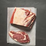 Hochrippe  Aus der Hochrippe wird das Rib-Eye-Steak herausgelöst, "das als Steak seinen Siegeszug in Europa angetreten hat", schreiben die Autoren.