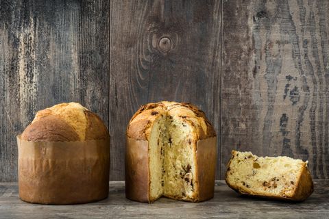 Der Panettone sah nicht immer so aus wie heute. Früher war der lockere Weihnachtskuchen eher flach, wie ein Brot. Mit der Zeit wurde er höher, was unter anderem daran liegt, dass er in einer Papiermanschette gebacken wird.