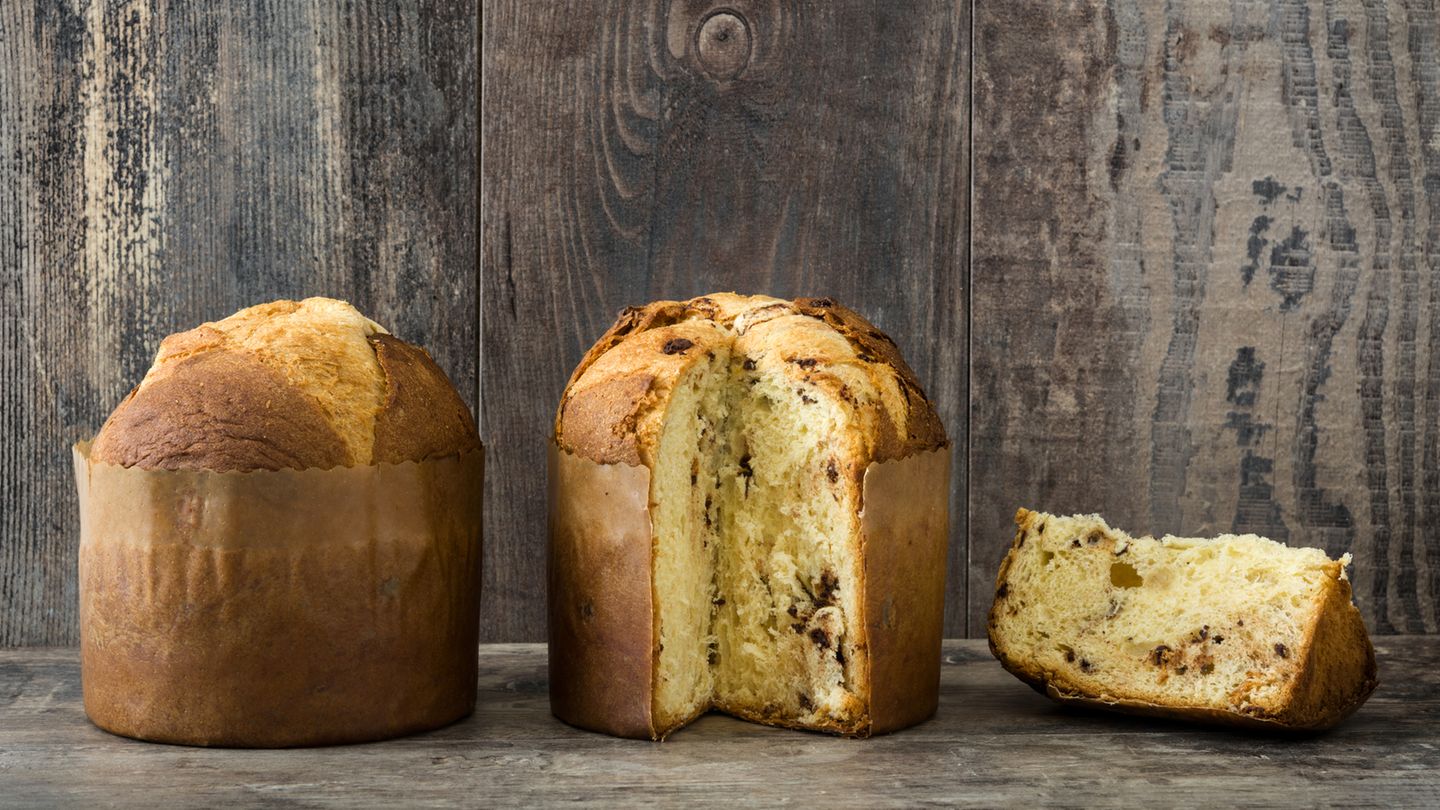 Der Panettone sah nicht immer so aus wie heute. Früher war der lockere Weihnachtskuchen eher flach, wie ein Brot. Mit der Zeit wurde er höher, was unter anderem daran liegt, dass er in einer Papiermanschette gebacken wird.