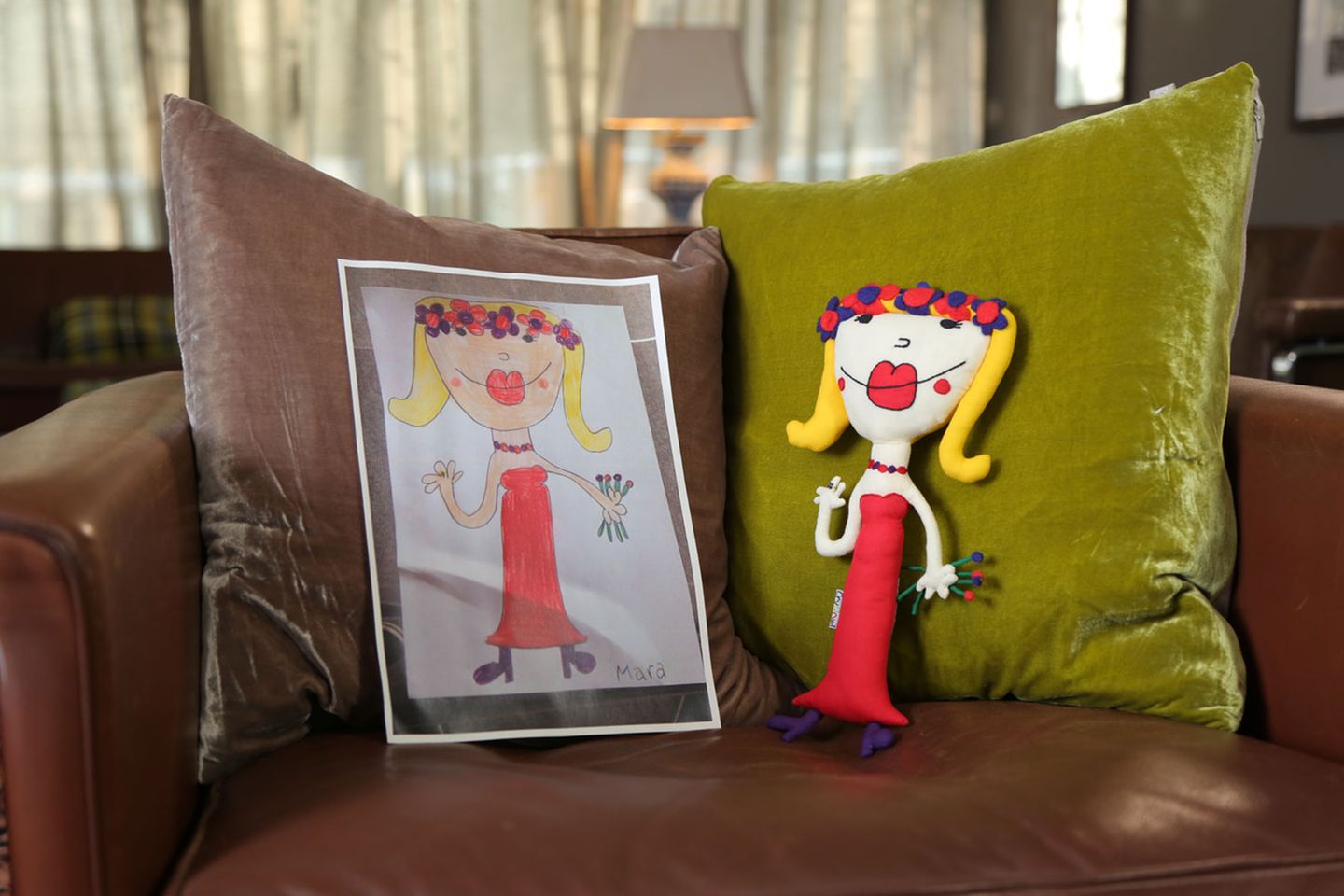 Mara hat ein altes Schönheitsideal wiederauferstehen lassen: Ihre Dame in Rot hat knallrote, weiche Lippen, platinblondes Haar, durchaus Oberweite - und ist mit ihrem Blumenkranz im Haar doch weit entfernt von Marilyn Monroe.