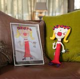 Mara hat ein altes Schönheitsideal wiederauferstehen lassen: Ihre Dame in Rot hat knallrote, weiche Lippen, platinblondes Haar, durchaus Oberweite - und ist mit ihrem Blumenkranz im Haar doch weit entfernt von Marilyn Monroe.