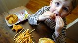 Kinder lieben Pommes, Hamburger oder Pizza - gönnen Sie ihnen gelegentlich den Spaß, wenn die Ernährung sonst ausgewogen ist. Oder kochen Sie Fastfood auch mal zu Hause nach und werten Sie es mit gesunden Beilagen auf.