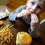 Kinder lieben Pommes, Hamburger oder Pizza - gönnen Sie ihnen gelegentlich den Spaß, wenn die Ernährung sonst ausgewogen ist. Oder kochen Sie Fastfood auch mal zu Hause nach und werten Sie es mit gesunden Beilagen auf.