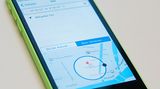 Trick 6: Erinnerungen am richtigen Ort  Will man sich an etwas erinnern lassen, trägt man es meist in den Kalender ein. Die vorinstallierte App "Erinnerungen" bietet aber noch eine weitere, clevere Variante: Ortsgebundene Erinnerungen. So meldet sich das iPhone, wenn Sie sich etwa den Supermarkt nähern mit der Einkaufsliste. Oder das Handy erinnert Sie beim Verlassen der Arbeit daran, noch Blumen zu kaufen.   Um eine solche Erinnerung anzulegen, öffnen sie die App "Erinnerungen" und legen einen neuen Eintrag an. Tippen Sie dann auf das "i" neben dem Eingabefeld und aktivieren Sie dann den Schalter neben "Ortsabhängige Erinnerung". Nun können Sie entweder den aktuellen Ort oder eine Adresse auswählen. Auch Adressen von Kontakten sind auswählbar. Schließlich legen Sie fest, ob die Erinnerung beim Verlassen oder Betreten des gewählten Ortes erscheinen soll.