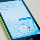 Trick 6: Erinnerungen am richtigen Ort  Will man sich an etwas erinnern lassen, trägt man es meist in den Kalender ein. Die vorinstallierte App "Erinnerungen" bietet aber noch eine weitere, clevere Variante: Ortsgebundene Erinnerungen. So meldet sich das iPhone, wenn Sie sich etwa den Supermarkt nähern mit der Einkaufsliste. Oder das Handy erinnert Sie beim Verlassen der Arbeit daran, noch Blumen zu kaufen.   Um eine solche Erinnerung anzulegen, öffnen sie die App "Erinnerungen" und legen einen neuen Eintrag an. Tippen Sie dann auf das "i" neben dem Eingabefeld und aktivieren Sie dann den Schalter neben "Ortsabhängige Erinnerung". Nun können Sie entweder den aktuellen Ort oder eine Adresse auswählen. Auch Adressen von Kontakten sind auswählbar. Schließlich legen Sie fest, ob die Erinnerung beim Verlassen oder Betreten des gewählten Ortes erscheinen soll.