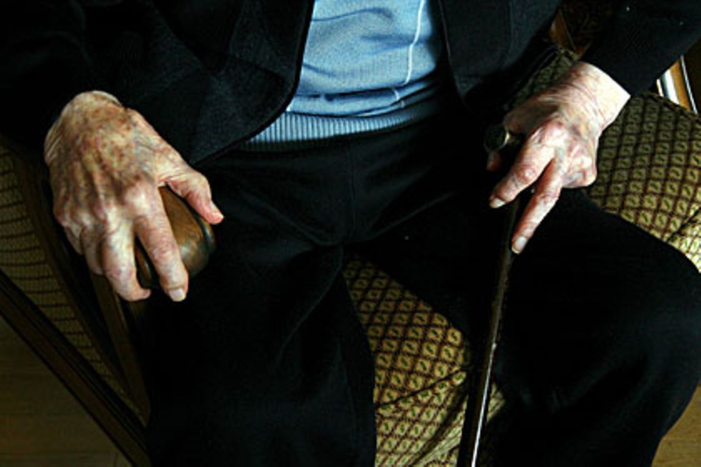 Parkinson führt zu Bewegungsstörungen und Zittern
