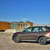 Von Generation zu Generation wirkt der X5 fließender und verliert dabei die brutale Wucht des ersten Modells.