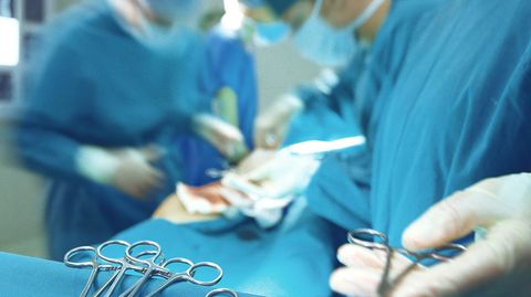 Für Patienten mit fortgeschrittenem Knorpelverschleiß und quälenden Schmerzen ist ein künstliches Knie oft die letzte Rettung.