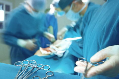 Für Patienten mit fortgeschrittenem Knorpelverschleiß und quälenden Schmerzen ist ein künstliches Knie oft die letzte Rettung.
