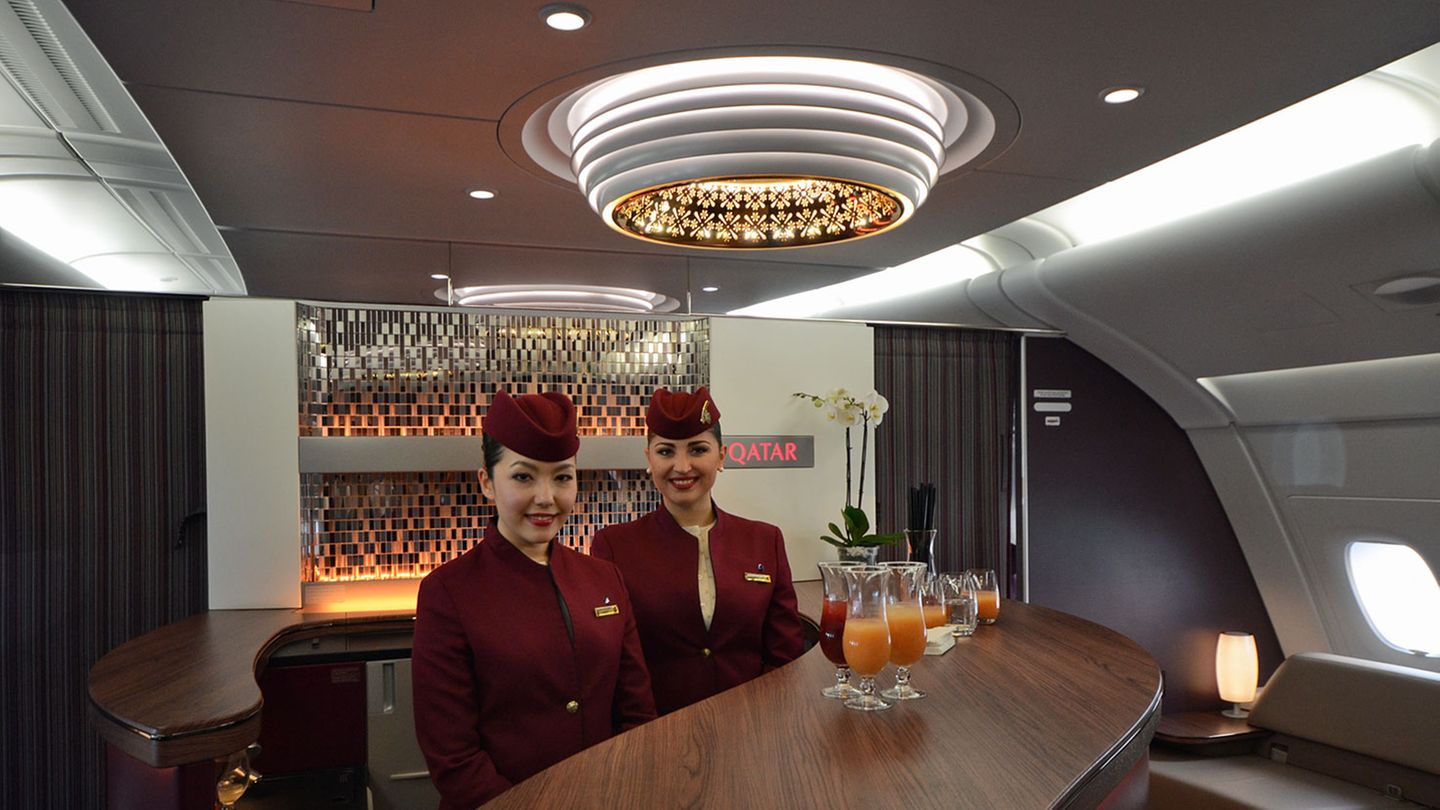 Erster A380 für Qatar Airways: Das Besondere im Upper Deck: Eine Bar mit geschwungenem Tresen für die Passagiere der First und Business Class dient als Puffer zu den wenigen Reihen der Economy Class im hinteren Teil der Maschine. Die Dimensionen dieses Aufenhaltsraums sind weitaus großzügiger bemessen als bei bei den A380-Bars von Emirates und Qantas. Das Besondere im Upper Deck: Eine Bar mit geschwungenem Tresen für die Passagiere der First und Business Class dient als Puffer zu den wenigen Reihen der Economy Class im hinteren Teil der Maschine. Die Dimensionen dieses Aufenhaltsraums sind weitaus großzügiger bemessen als bei bei den A380-Bars von Emirates und Qantas.