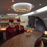 Das Besondere im Upper Deck: Eine Bar mit geschwungenem Tresen für die Passagiere der First und Business Class dient als Puffer zu den wenigen Reihen der Economy Class im hinteren Teil der Maschine. Die Dimensionen dieses Aufenhaltsraums sind weitaus großzügiger bemessen als bei bei den A380-Bars von Emirates und Qantas.