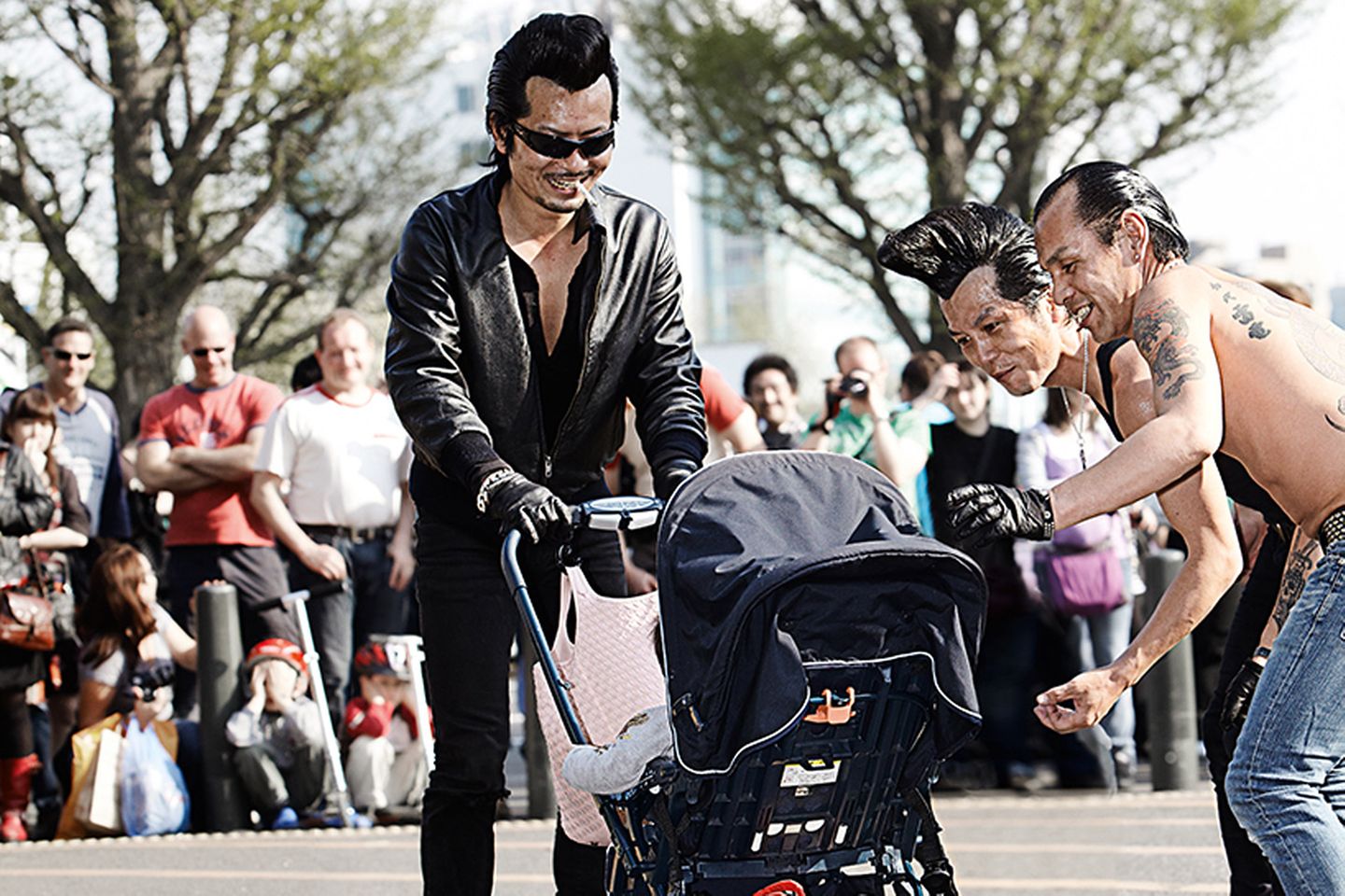 Jede Menge Schaulustige gucken sich die Performance der Rockabillys an. Es handelt sich um echte Familienveranstaltungen - sogar ihre Babys bringen sie mit.