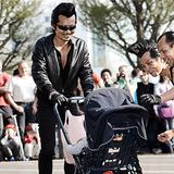 Jede Menge Schaulustige gucken sich die Performance der Rockabillys an. Es handelt sich um echte Familienveranstaltungen - sogar ihre Babys bringen sie mit.