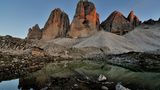 Fast alle Fotografien in dem neuen Dolomiten-Buch stammen von Ralf Gantzhorn. Sie zeigen nicht nur atemraubende Tiefblicke aus der Perspektive eines Kletterers, sondern auch entspannte Situationen auf der Hütte und Landschaftmotive zum Luft holen - wie diese Abendaufnahme von den Nordwänden. Was bei den Texten von Christoph Willumeit angenehm auffällt: Die Tourenbeschreibungen und Reportagen sind nicht im alpinen Fachvokabular verfasst, sie sind erzählerisch - mit vielen humorvollen Passagen. Fazit: Die 50 Touren der Kletterer sind 50 sehr persönliche Liebeserklärungen an die "Dolos".