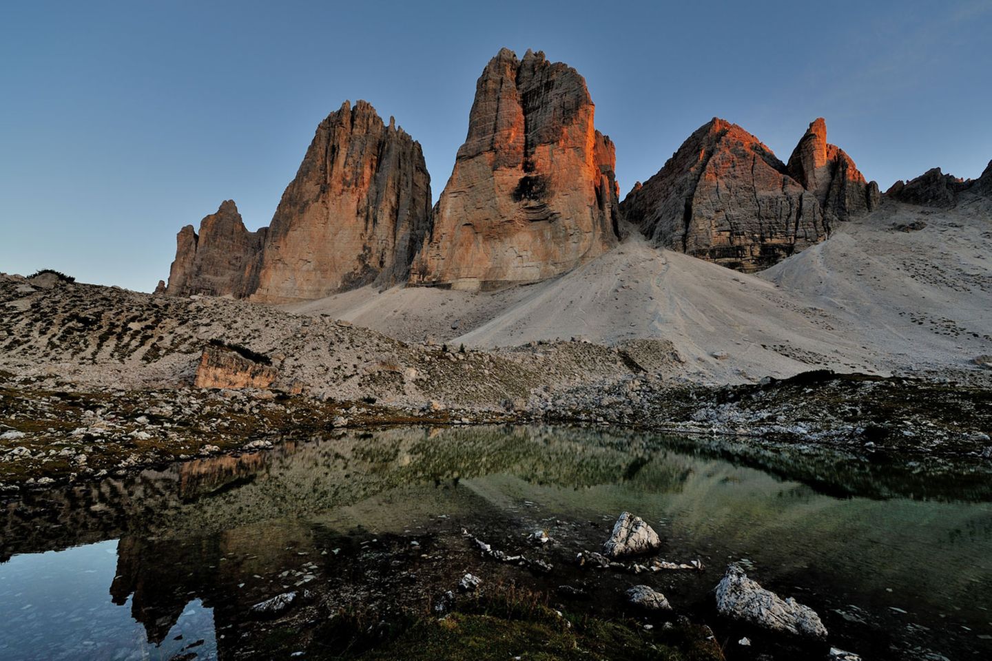 Fast alle Fotografien in dem neuen Dolomiten-Buch stammen von Ralf Gantzhorn. Sie zeigen nicht nur atemraubende Tiefblicke aus der Perspektive eines Kletterers, sondern auch entspannte Situationen auf der Hütte und Landschaftmotive zum Luft holen - wie diese Abendaufnahme von den Nordwänden. Was bei den Texten von Christoph Willumeit angenehm auffällt: Die Tourenbeschreibungen und Reportagen sind nicht im alpinen Fachvokabular verfasst, sie sind erzählerisch - mit vielen humorvollen Passagen. Fazit: Die 50 Touren der Kletterer sind 50 sehr persönliche Liebeserklärungen an die "Dolos".