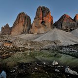 Fast alle Fotografien in dem neuen Dolomiten-Buch stammen von Ralf Gantzhorn. Sie zeigen nicht nur atemraubende Tiefblicke aus der Perspektive eines Kletterers, sondern auch entspannte Situationen auf der Hütte und Landschaftmotive zum Luft holen - wie diese Abendaufnahme von den Nordwänden. Was bei den Texten von Christoph Willumeit angenehm auffällt: Die Tourenbeschreibungen und Reportagen sind nicht im alpinen Fachvokabular verfasst, sie sind erzählerisch - mit vielen humorvollen Passagen. Fazit: Die 50 Touren der Kletterer sind 50 sehr persönliche Liebeserklärungen an die "Dolos".