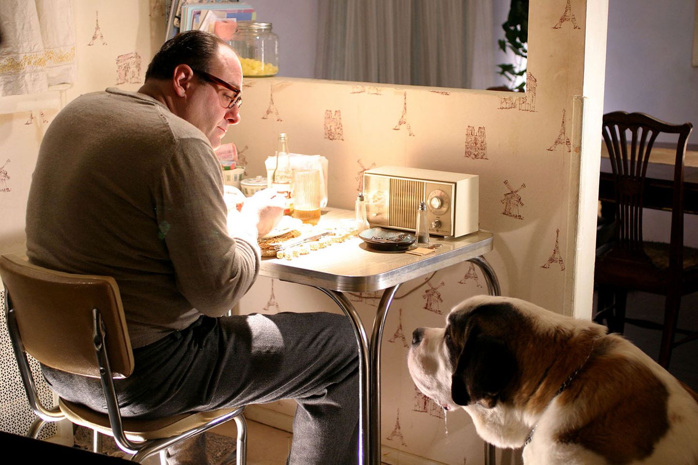 Gandolfini lag auch das komische Fach: In der schrillen Ehekomödie "Romance & Cigarettes" spielte er 2005 einen untreuen Ehemann, der seine Ehefrau (Susan Sarandon) mit Tula (Kate Winslet) betrügt.