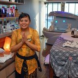 Kein Kreuzfahrtneubau ohne Wellness-Zone: Auf Deck 13 wird mit Blick aufs Vorschiff auf den Laufbändern des Fitnesscenters gejoggt. Individuelle Anwendungen wie balinesische, Thai- und Shiatsu-Massagen bieten Mitarbeiterinnen im Aurea Spa gegen Aufpreis an