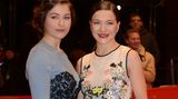 Die Schauspielerinnen Hannah Herzsprung (r.) und Henriette Confurius bei der Premiere des Films "Die geliebten Schwestern" im Februar 2014 auf der Berlinale