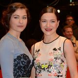 Die Schauspielerinnen Hannah Herzsprung (r.) und Henriette Confurius bei der Premiere des Films "Die geliebten Schwestern" im Februar 2014 auf der Berlinale