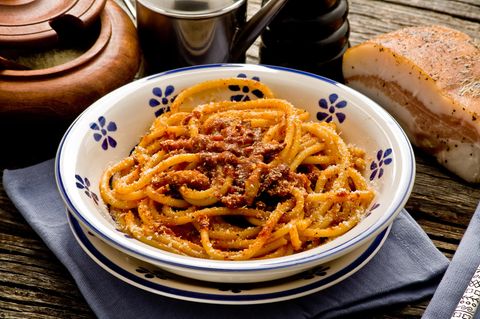 Bucatini all'amatriciana  Amatrice ist eine Stadt in Italien - und die Namensgeberin der beliebten Pasta. Sie wird mit Tomaten, Guanciale, Pecorino, Peperoncini (getrocknete Chilischoten) und Olivenöl zubereitet. Ursprünglich wurde die Amatriciana mit Spaghetti zubereitet - die Römer aber lieben die Hohlnudeln Bucatini dazu. Hier geht's zum Rezept.