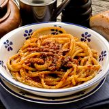 Bucatini all'amatriciana  Amatrice ist eine Stadt in Italien - und die Namensgeberin der beliebten Pasta. Sie wird mit Tomaten, Guanciale, Pecorino, Peperoncini (getrocknete Chilischoten) und Olivenöl zubereitet. Ursprünglich wurde die Amatriciana mit Spaghetti zubereitet - die Römer aber lieben die Hohlnudeln Bucatini dazu. Hier geht's zum Rezept.
