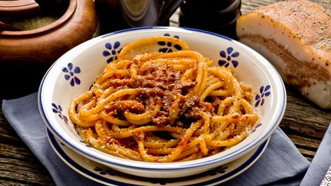 Bucatini all'amatriciana  Amatrice ist eine Stadt in Italien - und die Namensgeberin der beliebten Pasta. Sie wird mit Tomaten, Guanciale, Pecorino, Peperoncini (getrocknete Chilischoten) und Olivenöl zubereitet. Ursprünglich wurde die Amatriciana mit Spaghetti zubereitet - die Römer aber lieben die Hohlnudeln Bucatini dazu. Hier geht's zum Rezept.