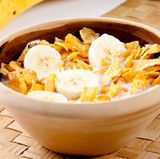 Reichern Sie Cornflakes und andere Frühstücksprodukte mit frischem Obst und Haferflocken an - denn diese Getreideflocken haben oft mit dem ursprünglichen Getreide nur noch wenig zu tun und enthalten viel Zucker