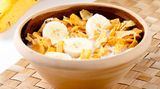Reichern Sie Cornflakes und andere Frühstücksprodukte mit frischem Obst und Haferflocken an - denn diese Getreideflocken haben oft mit dem ursprünglichen Getreide nur noch wenig zu tun und enthalten viel Zucker