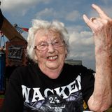 Das Wacken Open Air ist ein Treffen mehrerer Generationen, viele Familien fahren gemeinsam auf das Metal-Festival. Eine der ältesten Besucherinnen des vergangenen Jahres dürfte auf jeden Fall diese 90-jährige Frau sein, die gekonnt die "mano cornuta", die Teufelshörner, in die Luft reckt. Metaller nennen die Geste auch liebevoll Pommesgabel.