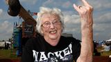 Das Wacken Open Air ist ein Treffen mehrerer Generationen, viele Familien fahren gemeinsam auf das Metal-Festival. Eine der ältesten Besucherinnen des vergangenen Jahres dürfte auf jeden Fall diese 90-jährige Frau sein, die gekonnt die "mano cornuta", die Teufelshörner, in die Luft reckt. Metaller nennen die Geste auch liebevoll Pommesgabel.