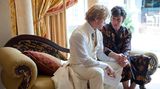 Steven Soderbergh führte Regie bei "Behind The Candelabra", der die letzten zehn Jahre aus dem Leben des Entertainers Liberace zum Inhalt hat. Die Hauptrollen spielen Michael Douglas (r.) und Matt Damon, der Film feierte beim Filmfestival in Cannes seine Premiere. Weil er aufgrund der Schwulen-Thematik vielen US-Studios zu heiß war, wurde er im Mai bei dem Bezahlsender HBO ausgestrahlt und ist nun für 15 Emmys nominiert, darunter Douglas und Damon als Schauspieler.