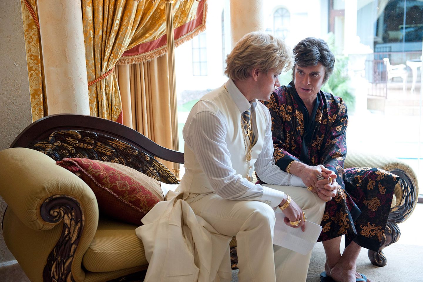 Emmy-Nominierungen: Steven Soderbergh führte Regie bei "Behind The Candelabra", der die letzten zehn Jahre aus dem Leben des Entertainers Liberace zum Inhalt hat. Die Hauptrollen spielen Michael Douglas (r.) und Matt Damon, der Film feierte beim Filmfestival in Cannes seine Premiere. Weil er aufgrund der Schwulen-Thematik vielen US-Studios zu heiß war, wurde er im Mai bei dem Bezahlsender HBO ausgestrahlt und ist nun für 15 Emmys nominiert, darunter Douglas und Damon als Schauspieler. Steven Soderbergh führte Regie bei "Behind The Candelabra", der die letzten zehn Jahre aus dem Leben des Entertainers Liberace zum Inhalt hat. Die Hauptrollen spielen Michael Douglas (r.) und Matt Damon, der Film feierte beim Filmfestival in Cannes seine Premiere. Weil er aufgrund der Schwulen-Thematik vielen US-Studios zu heiß war, wurde er im Mai bei dem Bezahlsender HBO ausgestrahlt und ist nun für 15 Emmys nominiert, darunter Douglas und Damon als Schauspieler.