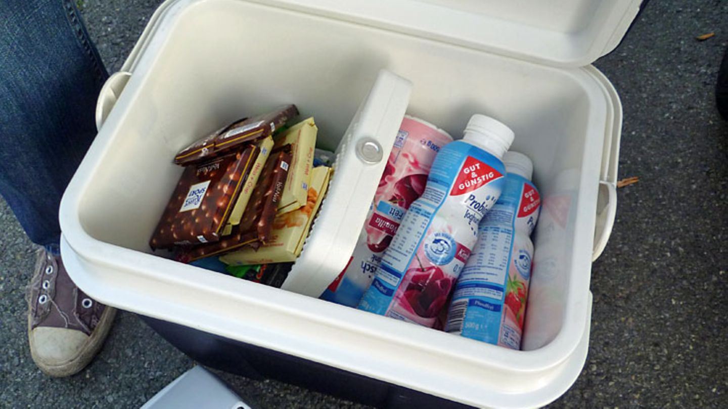 Bei den sommerlichen Temperaturen benötigen wir literweise Wasser, auch bewähren sich Trinkjoghurt, Apfelschorle, Tee Malzbier - und in der Nacht Kaffee und Cola