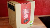 Mithilfe dieser Braubox lässt sich ohne großes Vorwissen und ohne besondere Ausrüstung Bier brauen. Sie ist zum Preis von 69 Euro über die Website besserbrauer.de zu beziehen.