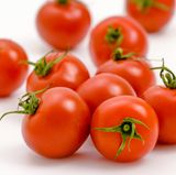 Gekühlte Tomaten verlierenihren Geschmack. Denn die kalte Luft verhindert den Reifeprozess der Tomate und der gibt ihr schließlich ihren Geschmack. Deshalb gilt: Lagern Sie die roten Paradiesäpfel in einer Schüssel auf der Arbeitsplatte.